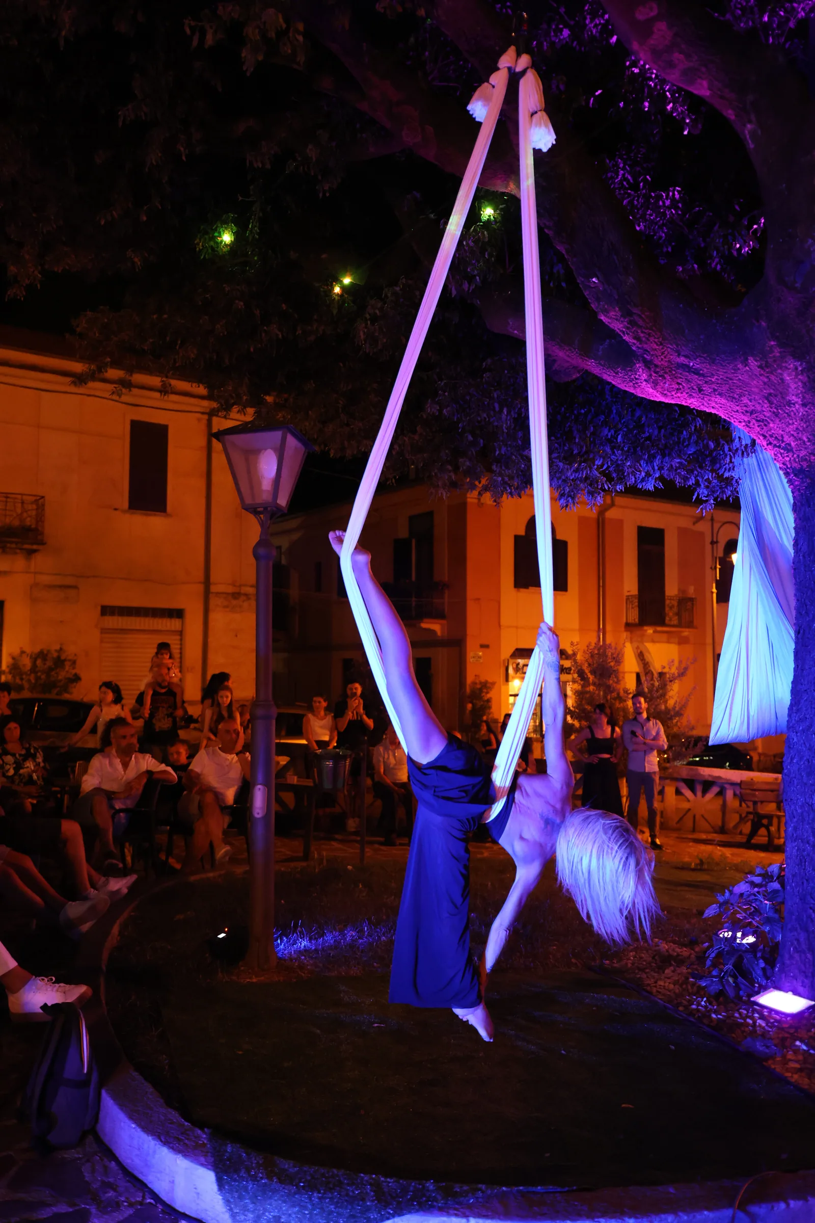 Figura acrobatica in sospensione