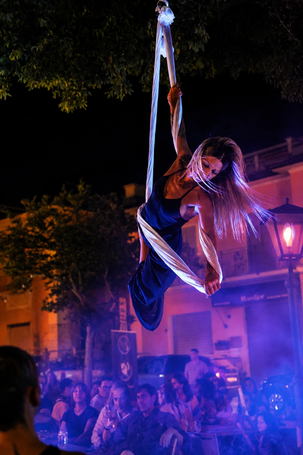 Debora Villani durante una performance aerea serale